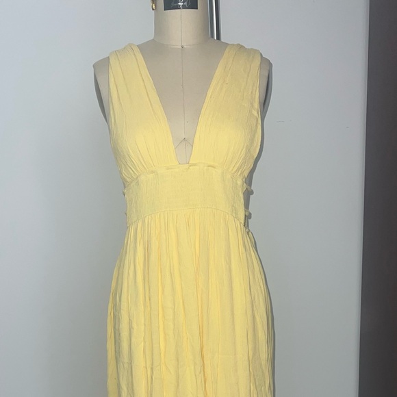 Elegant Yellow Maxi Dress - Picture 3 of 3